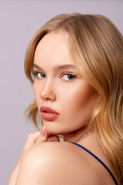 Makyajlı güzel bir kadının portresi. Yüksek kalite fotoğraf