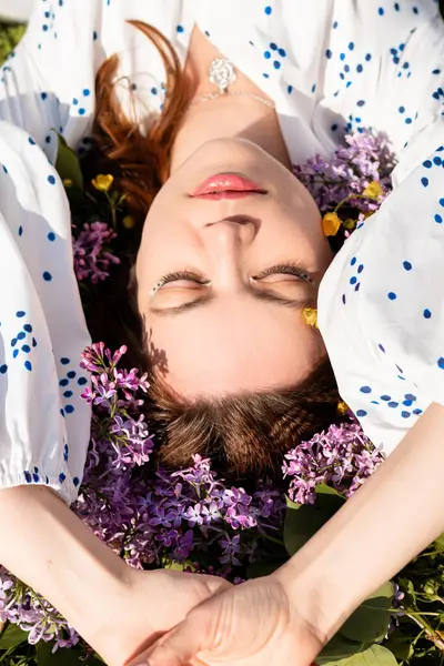 Zrelaksowana Piękna Kobieta Leżąca Trawie Zamkniętymi Oczami Wypoczynek Świeżym Powietrzu Obrazek Stockowy