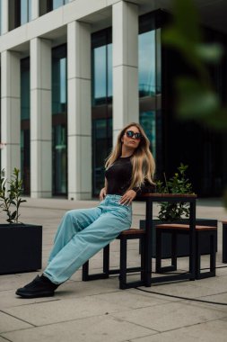 Şehirde kot giyen şık bir kadın. Şehir hayatı, alışveriş. Yüksek kalite fotoğraf