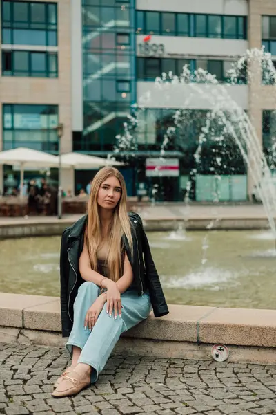 Şehirde kot giyen şık bir kadın. Şehir hayatı, alışveriş. Yüksek kalite fotoğraf