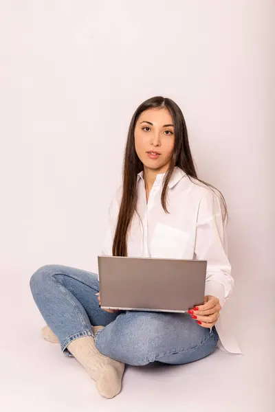 Młoda Kobieta Białej Koszuli Laptopem Siedzi Białym Tle Działania Następcze Zdjęcie Stockowe