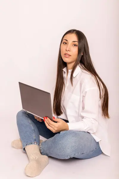 Młoda Kobieta Białej Koszuli Laptopem Siedzi Białym Tle Działania Następcze Obraz Stockowy