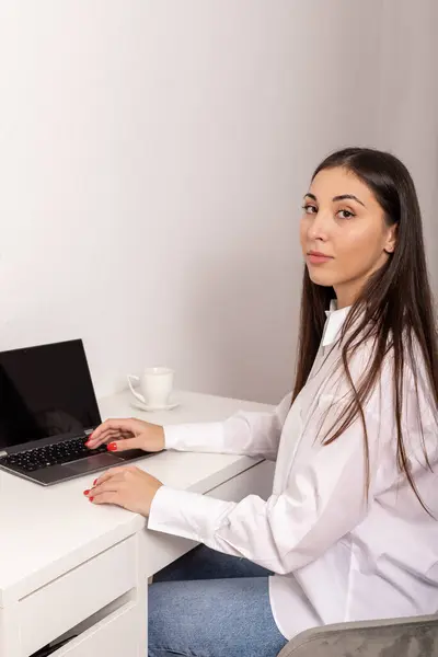 Atrakcyjna Kobieta Pracująca Laptopie Praca Domu Online Wysokiej Jakości Zdjęcie Zdjęcia Stockowe bez tantiem
