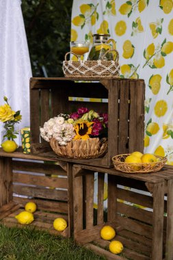 Bir sepet limon. Limonlu süslemeler. Turunçgil meyveli fotoğraf bölgesi. Yüksek kalite fotoğraf