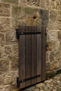 Kalede eski bir ahşap kapı. Ortaçağ binası. Knight's Castle. Yüksek kalite fotoğraf