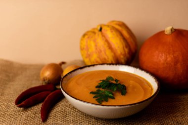 Masada bir kase balkabağı çorbası. Sonbahar sebzeleri. Ev yapımı yemek. Sağlıklı beslenme. Yüksek kalite fotoğraf