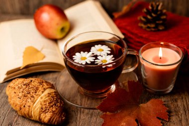 Sonbahar kompozisyonu, çay, balkabağı, masada mum. Evde sonbahar konforu. Yüksek kalite fotoğraf