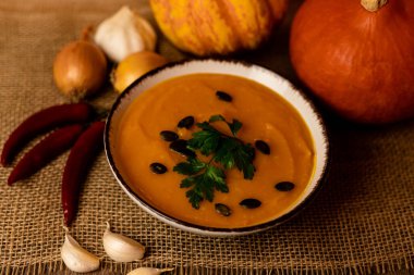Masada bir kase balkabağı çorbası. Sonbahar sebzeleri. Ev yapımı yemek. Sağlıklı beslenme. Yüksek kalite fotoğraf