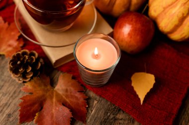 Sonbahar kompozisyonu, çay, balkabağı, masada mum. Evde sonbahar konforu. Yüksek kalite fotoğraf