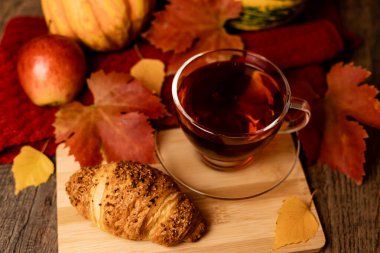 Sonbahar kompozisyonu, çay, balkabağı, masada mum. Evde sonbahar konforu. Yüksek kalite fotoğraf
