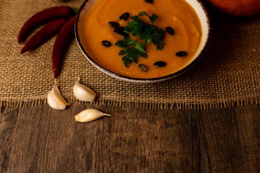Masada bir kase balkabağı çorbası. Sonbahar sebzeleri. Ev yapımı yemek. Sağlıklı beslenme. Yüksek kalite fotoğraf