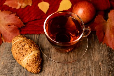Sonbahar kompozisyonu, çay, balkabağı, masada mum. Evde sonbahar konforu. Yüksek kalite fotoğraf