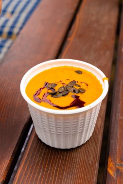 Toplanıyoruz. Balkabakları masanın üzerinde yatıyor. Piyasada bir sürü balkabağı var. Yüksek kalite fotoğraf