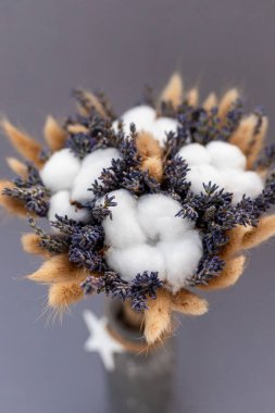 Vazodaki masada bir demet lavanta ve pamuk. Bir buket kurumuş çiçek. Yüksek kalite fotoğraf