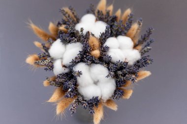 Vazodaki masada bir demet lavanta ve pamuk. Bir buket kurumuş çiçek. Yüksek kalite fotoğraf