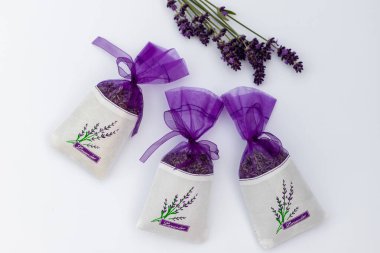 Beyaz arka planda bir torba lavanta. Beyaz arka planda lavanta filizi. Yüksek kalite fotoğraf