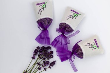 Beyaz arka planda bir torba lavanta. Beyaz arka planda lavanta filizi. Yüksek kalite fotoğraf