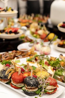 Masadaki lezzetli yiyecekler taze. Hazır yemek var. Açık büfe. Yüksek kalite fotoğraf