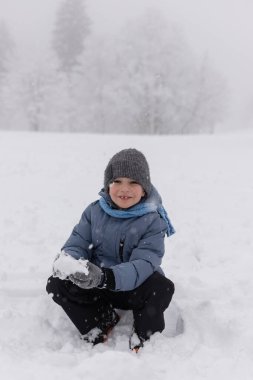 Bir çocuk karla oynuyor. Karlı kış. Kış tatili Yüksek kalite fotoğraf