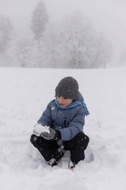 Bir çocuk karla oynuyor. Karlı kış. Kış tatili Yüksek kalite fotoğraf