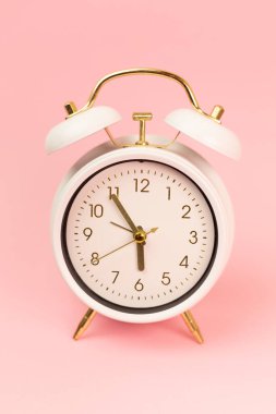 Pembe arka planda beyaz çalar saat. Retro çalar saat. Retro Saatler. Yüksek kalite fotoğraf