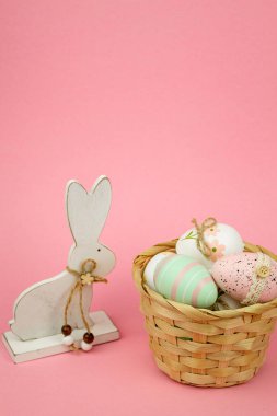 Pembe arka planda sepette renkli Paskalya yumurtaları. Paskalya Tavşanı. Yüksek kalite fotoğraf