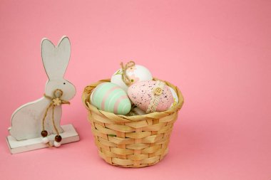 Pembe arka planda sepette renkli Paskalya yumurtaları. Paskalya Tavşanı. Yüksek kalite fotoğraf