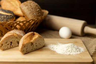 Dilimlenmiş ekmek, un, masada yumurta. Ekmek yapma süreci. Taze hamur işleri. Yüksek kalite fotoğraf
