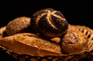 Haşhaş tohumlu bir çörek bir sepetin içinde ekmekle birlikte. Moko ile pişirme. Haşhaş dolumu. Yüksek kalite fotoğraf