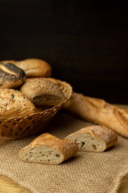 Masada dilimlenmiş ekmek, un, yumurta. Ev yapımı hamur işleri. Taze pişmiş çörekler masada. Ekmek pişirme süreci. Yüksek kalite fotoğraf