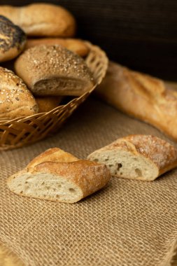 Dilimlenmiş ciabata parçaları masanın üzerinde yatıyor. Yemek pişirmek. Kahvaltıda. Ekmek. Yüksek kalite fotoğraf