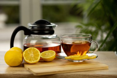 Bir bardak çay, çaydanlık, masada dilimlenmiş limon. Çaydanlık ve çay. Limon çayı. Yüksek kalite fotoğraf