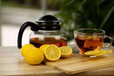 Bir bardak çay, çaydanlık, masada dilimlenmiş limon. Çaydanlık ve çay. Limon çayı. Yüksek kalite fotoğraf