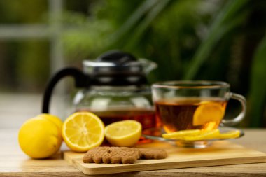 Bir bardak çay, çaydanlık, masada dilimlenmiş limon. Çaydanlık ve çay. Limon çayı. Yüksek kalite fotoğraf