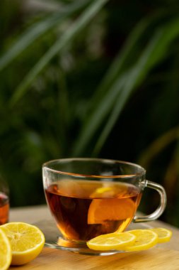Bir bardak çay, çaydanlık, masada dilimlenmiş limon. Çaydanlık ve çay. Limon çayı. Yüksek kalite fotoğraf