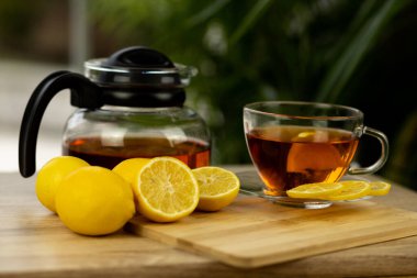 Bir bardak çay, çaydanlık, masada dilimlenmiş limon. Çaydanlık ve çay. Limon çayı. Yüksek kalite fotoğraf