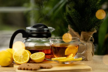 Bir bardak çay, çaydanlık, masada dilimlenmiş limon. Çaydanlık ve çay. Limon çayı. Yüksek kalite fotoğraf