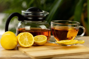 Bir bardak çay, çaydanlık, masada dilimlenmiş limon. Çaydanlık ve çay. Limon çayı. Yüksek kalite fotoğraf