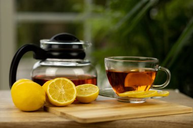 Bir bardak çay, çaydanlık, masada dilimlenmiş limon. Çaydanlık ve çay. Limon çayı. Yüksek kalite fotoğraf