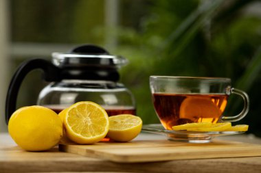 Bir bardak çay, çaydanlık, masada dilimlenmiş limon. Çaydanlık ve çay. Limon çayı. Yüksek kalite fotoğraf