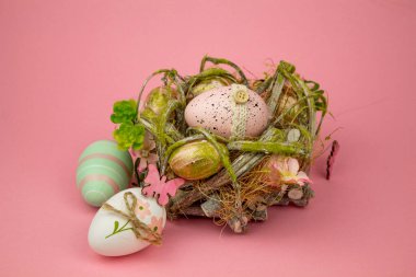 Pembe arka planda Paskalya kompozisyonu. Pembe arka planda Paskalya yumurtaları. Yüksek kalite fotoğraf