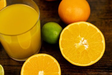 Bir bardak portakal suyu, dilimlenmiş portakal ve limon. Detoks. Yüksek kalite fotoğraf