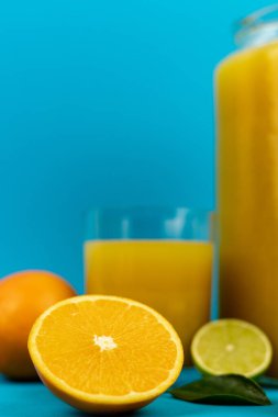 Turuncu yastıklar, mavi arka planda bir bardak portakal suyu. Portakallar ve meyve suyu. Yüksek kalite fotoğraf