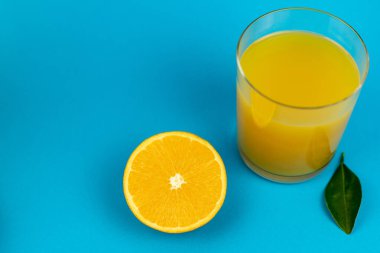 Yukarıdan bir bardak portakal suyu manzarası. Yarım portakal suyu ve bir bardak meyve suyu. Yüksek kalite fotoğraf