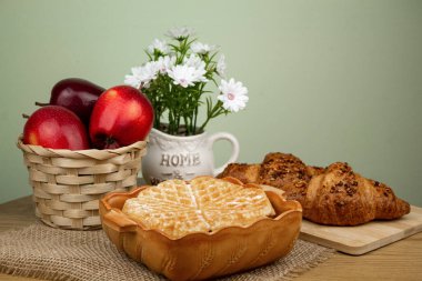 Masada taze pişmiş waffle. Masadaki kırmızı elmalar. Lezzetli ve sağlıklı bir kahvaltı. Yüksek kalite fotoğraf