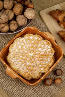 Masada nefis ev yapımı waffle. Ceviz ve kruvasan. Yüksek kalite fotoğraf