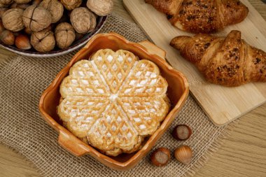Masada nefis ev yapımı waffle. Ceviz ve kruvasan. Yüksek kalite fotoğraf