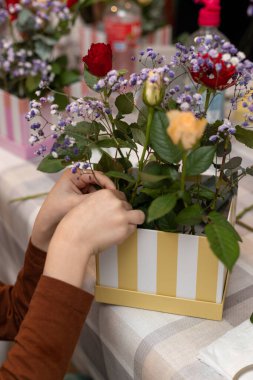 Anneler Günü 'nde bir çocuk kendi elleriyle el işi yapar. Çocuk annesi için bir buket yapıyor. Yüksek kalite fotoğraf