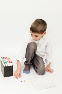 Küçük bir çocuk keçeli kalemlerle yakın plan çiziyor. Çocuk çiziyor. Yüksek kalite fotoğraf