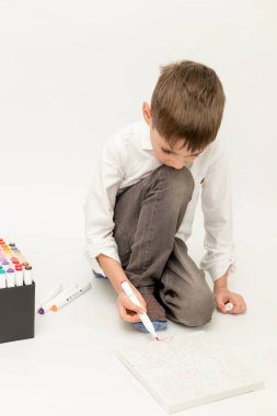 Küçük bir çocuk keçeli kalemlerle yakın plan çiziyor. Çocuk çiziyor. Yüksek kalite fotoğraf